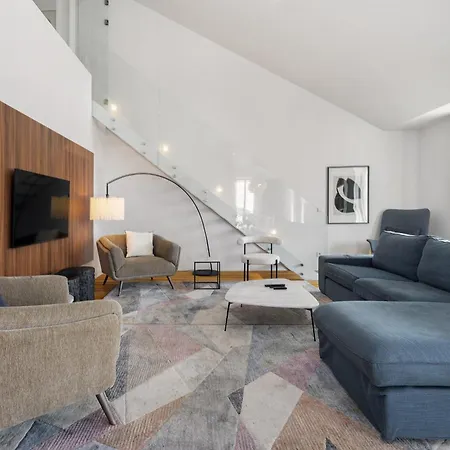 Whome Skyline Penthouse Luxury Living View, Ac & Elevator Apartment *